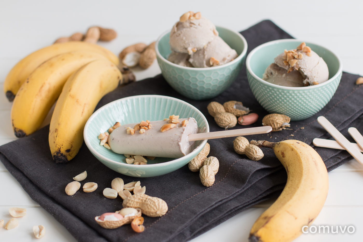 Selbstgemachtes Joghurteis ohne Zucker mit Erdnussmus und Banane | comuvo Blog